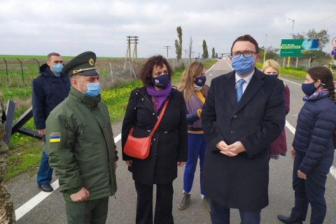 Посол Великої Британії побувала на адмінкордоні з окупованим Кримом