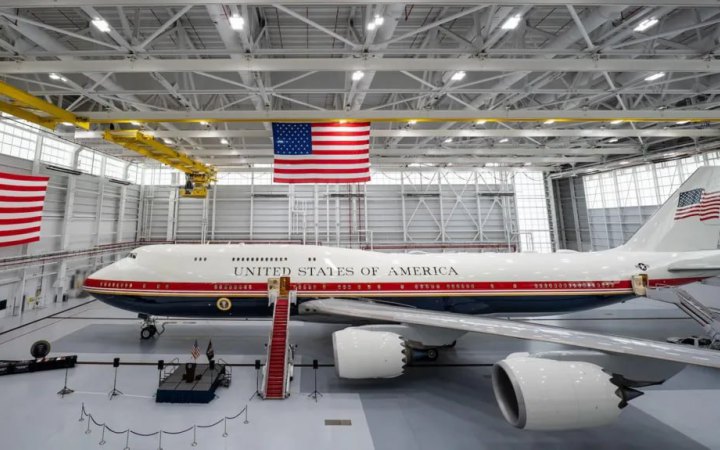 Трамп презентував модифікований літак з Катару, який навзав "летючим Білим домом"