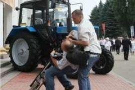 Охрана Януковича бросила на газон журналиста 