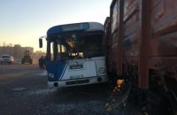 На территории морпорта Черноморска автобус с людьми врезался в поезд