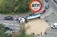 В Киеве самосвал с соей опрокинулся и засыпал проезжую часть (обновлено)