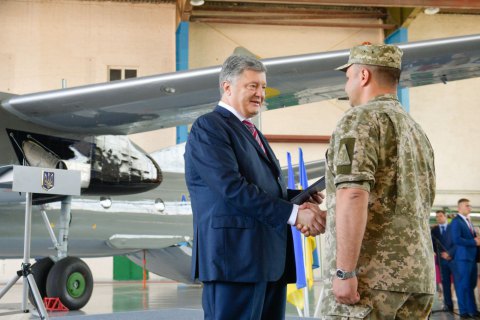 Порошенко передал военным самолет Ан-26