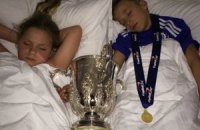 "Железный Терри" уложил детей спать вместе с Кубком Лиги