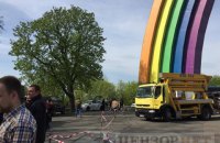 Неизвестные не дали раскрасить арку Дружбы народов в Киеве