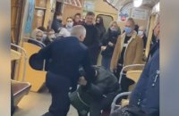 В метро Харькова машинист поезда подрался с нетрезвым пассажиром - дебоширом
