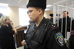 Жена Луценко хочет посмотреть, как обследуют ее мужа