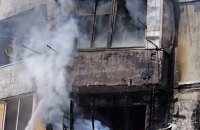 Росіяни атакували багатоповерхівку в Херсоні, люди опинилися під завалами (доповнено)