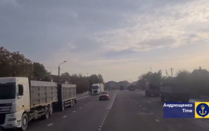 Окупанти переміщують військову техніку з Маріуполя у напрямку Токмака