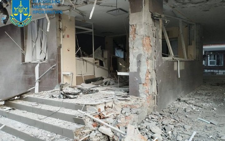 Росіяни знову обстріляли Херсон: влучили у торговельний центр та лікарню