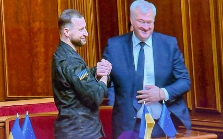 Мітинг з картонками, вимога викликати Зеленського і присяга: як Рада призначала Сибігу і Хмару 