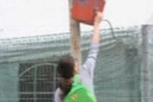 В Бухаресте повесили урны на высоту в 2 метра