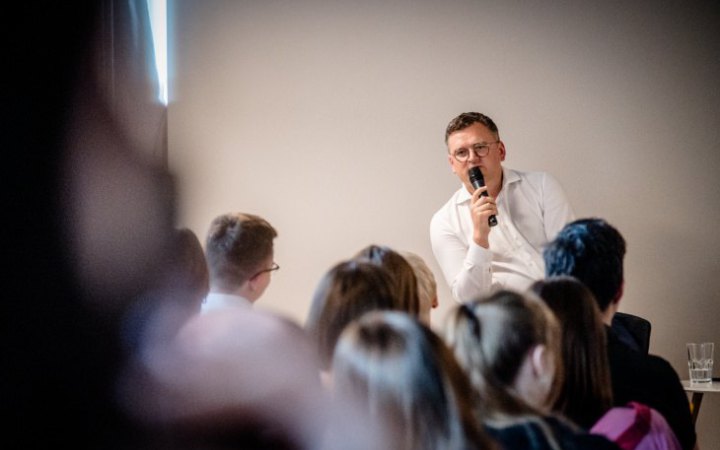 Дмитро Кулеба закликав ветеранів подавати заявки на роботу в МЗС