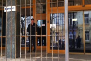 Здание "Укрнефти" в Киеве обносят железной решеткой