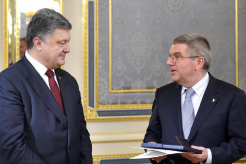 Порошенко наградил орденом Ярослава Мудрого главу МОК 