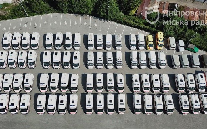 Дніпро передав на деокуповані території 80 "швидких"