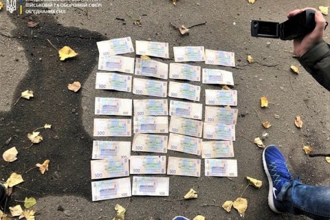 ​Командира одного з підрозділів ЗСУ затримали на хабарі за сприяння ввезення сигарет з окупованих територій