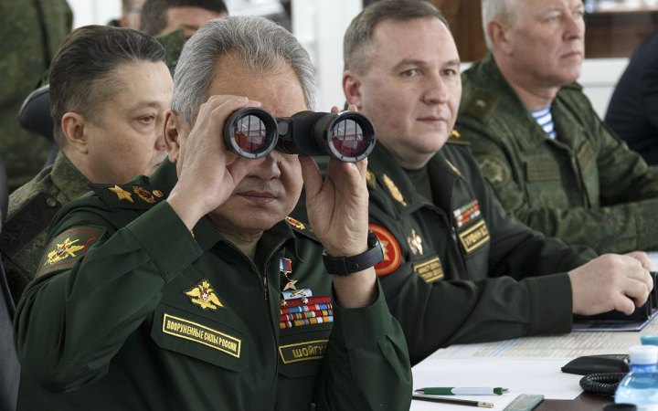 Білоруські солдати риють окопи біля кордонів з Україною, Польщею та Литвою
