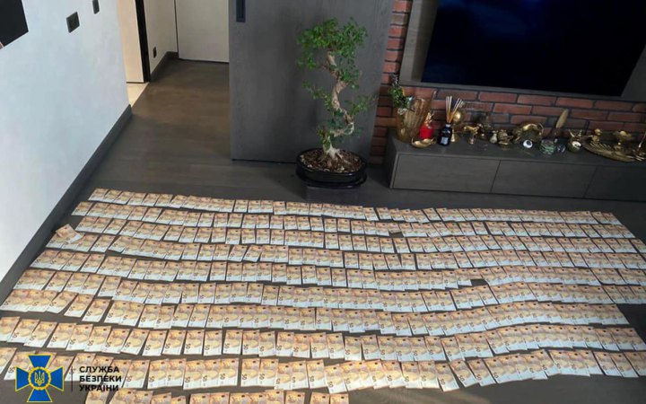 Понад 8 млн готівкою знайшла СБУ в чиновниці Львівської мерії та її спільників, які переправляли чоловіків за кордон