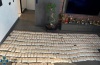 Понад 8 млн готівкою знайшла СБУ в чиновниці Львівської мерії та її спільників, які переправляли чоловіків за кордон