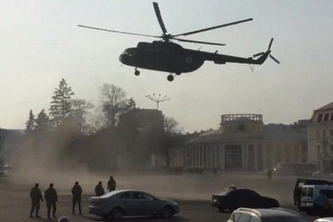В центре Чернигова сел военный вертолет, чтобы забрать командующего ВВС