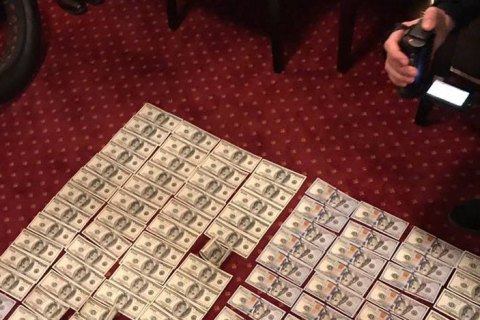 В Харькове задержали двух сотрудников ГФС при получении $20 тыс. взятки 