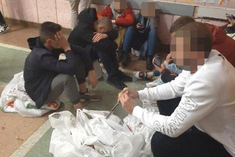 У Рівному пів сотні киян роздавали газети з чорним піаром проти кандидата у мери 