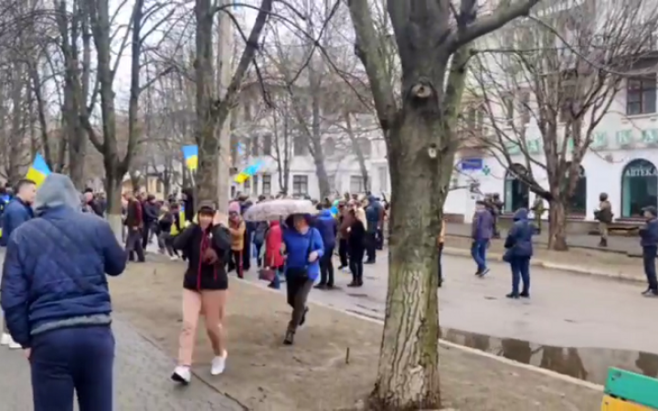 У Каховці окупанти відкрили вогонь по мирному мітингу