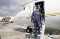 Янукович взял с собой в Китай 100 человек 