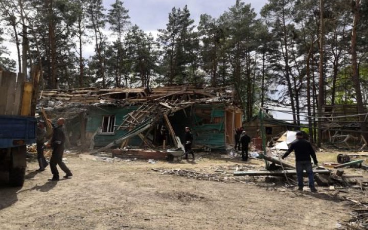 За 500 метрів – ворожий город. “Увесь час на торбах. Ледь що гуде – треба кудись бігти”