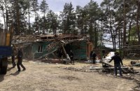 За 500 метрів – ворожий город. “Увесь час на торбах. Ледь що гуде – треба кудись бігти”