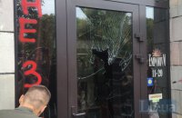 Магазину, що знищив майданівські графіті, розбили вікна