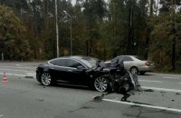 На трасі під Києвом Tesla влетіла у легковик Skoda, що стояв на повороті