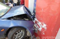 В Черновцах пьяный водитель врезался в здание и начал стрелять
