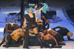 Lady GaGa 2 месяца будет носить только вещи Versace