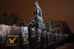 В Минске милиция оцепила центральную площадь города