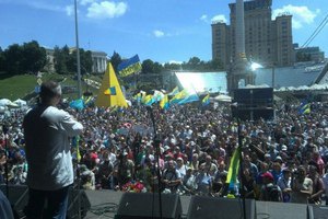 На Майдане несколько тысяч человек провели вече 
