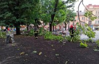 У Львові продовжують ліквідовувати наслідки бурі