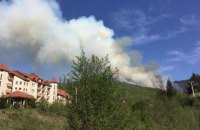 60 туристов эвакуировали с горы Захар Беркут из-за горения сухой травы 