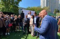 Виталий Кличко с легендами "Реала" и "Динамо" открыл в Киеве очередную школу испанского гранда