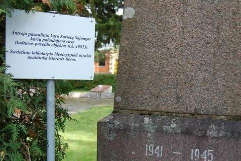 В одному з районів Литви біля радянських пам'ятників встановили таблички про невідповідність історичній правді