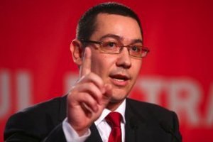 В премьер-министра Румынии запустили мешком с деньгами