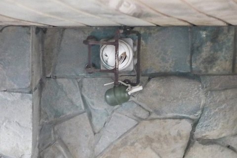 У Києві на Подолі над входом у магазин невідомі повісили муляж гранати