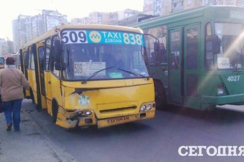 У Києві маршрутка з пасажирами врізалася в припаркований автомобіль