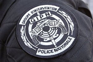 Французские полицейские дважды взяли штурмом не ту квартиру
