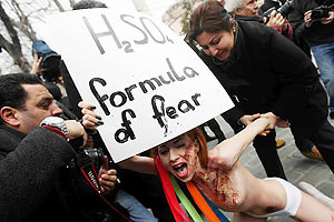 Активистки FEMEN разделись возле мечети в Стамбуле