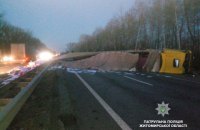 На Житомирской трассе перевернулся грузовик, перекрыты две полосы