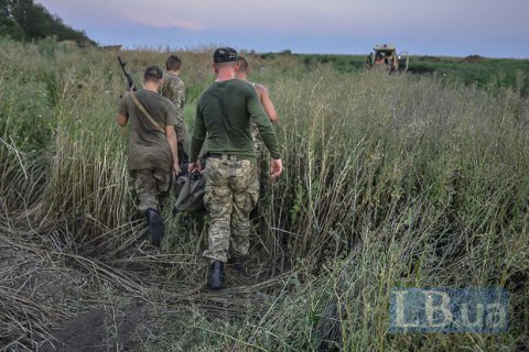 На Донбасі 13 обстрілів за добу, один український боєць отримав поранення