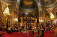 Остаются книги и иконы