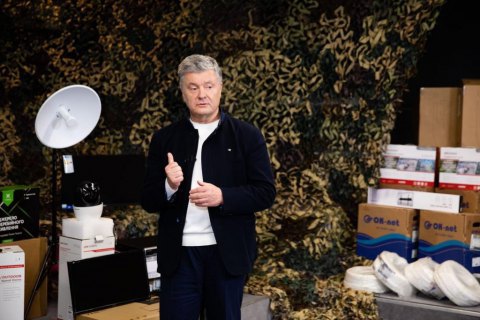 Порошенко передал на фронт третий комплект видеонаблюдения и оптической разведки