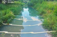 У Києві після російського удару стався витік нафтопродуктів в озеро на Оболоні